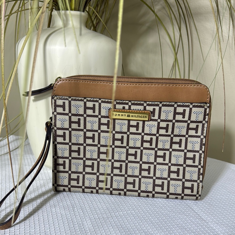 Tommy Hilfiger Signature Brown, beige and white Wristlet NWOT